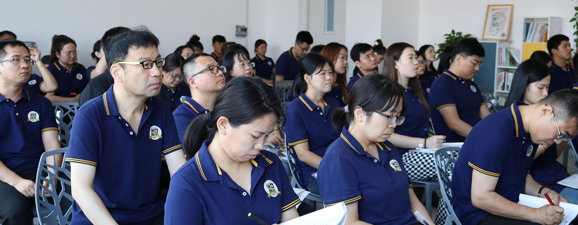 用大鸡巴操女同学的粉嫩小逼